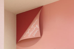 気になる壁のサインは未来への布石〜看板デザイン